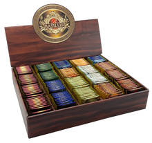 Otwarty ekspozytor Basilur Orientalny z 200 kopertami herbat w różnych smakach i kolorach.