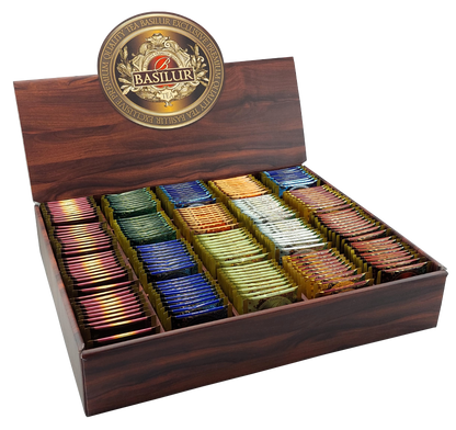 Otwarty ekspozytor Basilur Orientalny z 200 kopertami herbat w różnych smakach i kolorach.