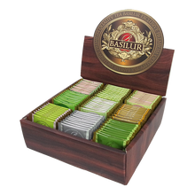 Otwarta skrzynka Basilur Cztery Pory Roku z kolorowymi kopertami herbat.