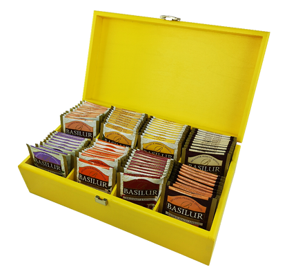 Otwarty ekspozytor z żółtego drewna z różnorodnymi smakami herbat Basilur w kopertach.