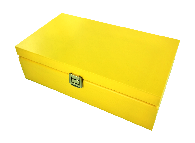 Zamknięty żółty drewniany ekspozytor na herbaty Basilur, elegancka skrzynka prezentowa.