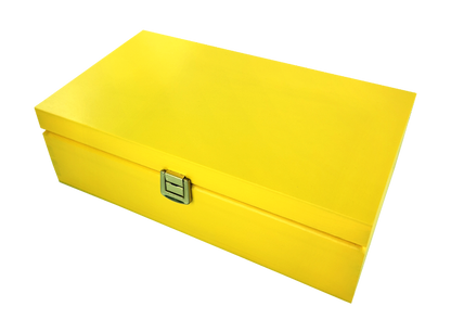 Zamknięty żółty drewniany ekspozytor na herbaty Basilur, elegancka skrzynka prezentowa.