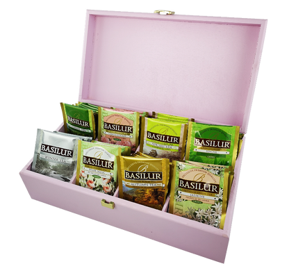 Drewniane pudełko różowe z herbatami Basilur, 80 saszetek w eleganckim zestawie.