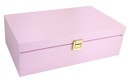 Zamknięty różowy drewniany ekspozytor Basilur z herbatami, elegancka skrzynka na saszetki.