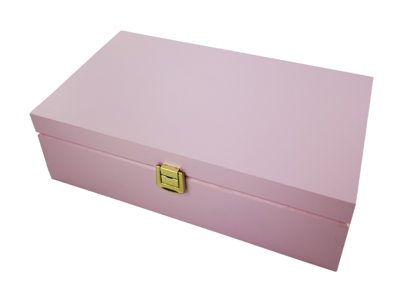 Różowy ekspozytor drewniany z herbatami Basilur w saszetkach, eleganckie pudełko prezentowe.