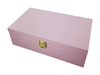 Różowy ekspozytor drewniany z herbatami Basilur w saszetkach, eleganckie pudełko prezentowe.