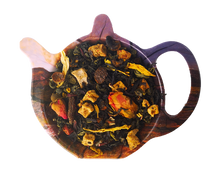 Susz herbaty Wesoła Rolada z oolongiem, czarną herbatą cejlońską, hibiskusem, owocami i płatkami kwiatów.