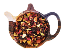 Herbata owocowa Jesienna Sonata z jabłkiem, hibiskusem, dziką różą, skórką pomarańczy, burakiem, płatkami róży i aromatem jabłkowo-cynamonowym.