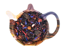 Susz herbaty owocowej Tęczowe Pojednanie z hibiskusem, dziką różą, maliną, rodzynkami i płatkami bławatka.