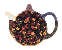 Mieszanka herbaty owocowej Kapitański Rum z kawałkami owoców, hibiskusem i nutą aromatu rumowego.