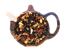 Susz herbaty owocowej Alpejska Zima z jabłkiem, hibiskusem, dziką różą, skórką pomarańczy i migdałami.