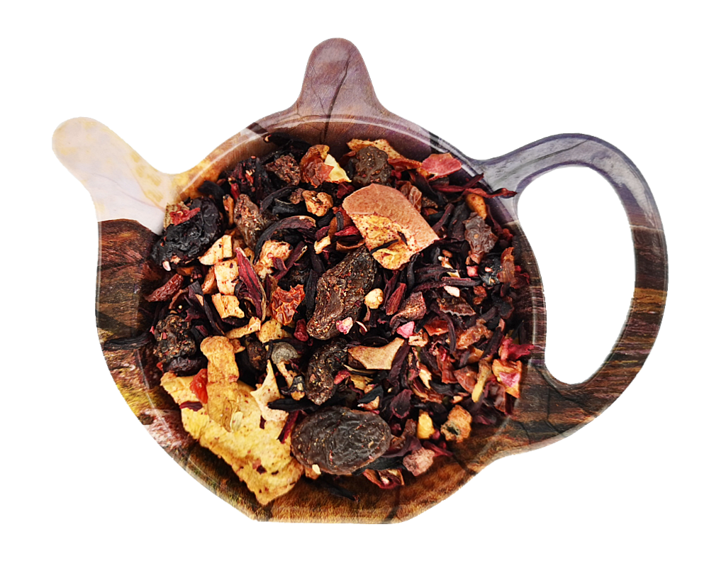 Susz owocowej herbaty Malinowy Fifrak z jabłkiem, hibiskusem, rodzynkami, truskawkami i malinami na drewnianej podstawce.