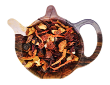 Herbata owocowa Robinsonada z jabłkiem, hibiskusem, dziką różą, papają kandyzowaną, marchewką i płatkami safloru.