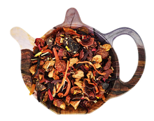 Susz owocowej herbaty Grażynka Żurawinka z jabłkiem, hibiskusem, dziką różą, kandyzowaną żurawiną i trawą cytrynową.