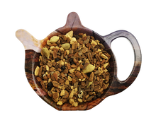 Susz herbaty ziołowej Ognista Łupina z cynamonem, kardamonem, imbirem, goździkami i czarnym pieprzem.