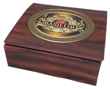 Zestaw herbat Basilur Ekspozytor Napary vol. I w eleganckim pudełku o wyglądzie drewna z logo Basilur.