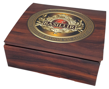Zestaw herbat Basilur Ekspozytor Napary vol. I w eleganckim pudełku o wyglądzie drewna z logo Basilur.