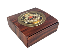 Zamknięte pudełko Basilur Napary vol. II w stylu drewnianym z logo marki na wieczku.