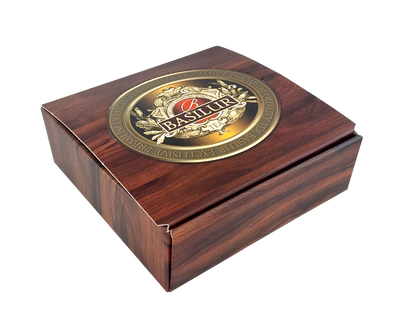 Zamknięte pudełko Basilur Napary vol. II w stylu drewnianym z logo marki na wieczku.