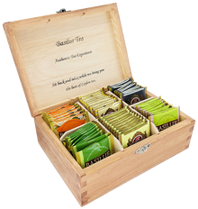 Otwarty ekspozytor Botanik z 60 saszetkami herbat Basilur w kopertach.