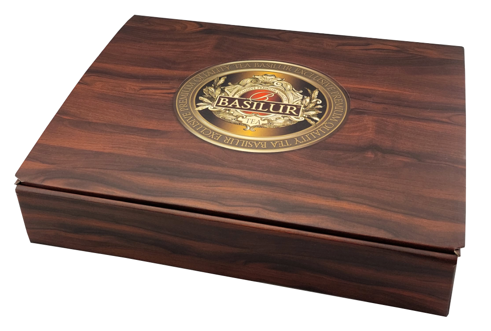 Drewniane pudełko Basilur z logo marki na wieku, elegancki ekspozytor na herbatę premium.