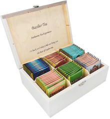 Drewniany ekspozytor Basilur Lawenda w Dzbanku z 60 saszetkami herbat w kopertach.