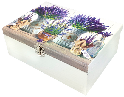 Wieczko pudełka ozdobione lawendą w dzbankach – zestaw herbat Basilur.