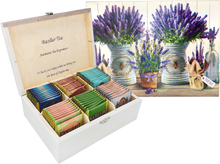 Zestaw herbat Basilur Lawenda w Dzbanku – drewniane pudełko z saszetkami.