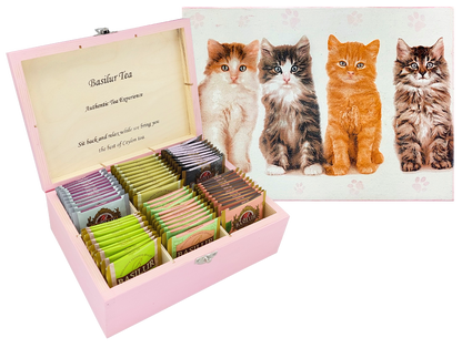 Różowa szkatułka Basilur z nadrukiem czterech kotów na wieczku.