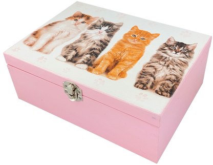 Zestaw herbat Basilur w różowej drewnianej szkatułce z motywem kotów.