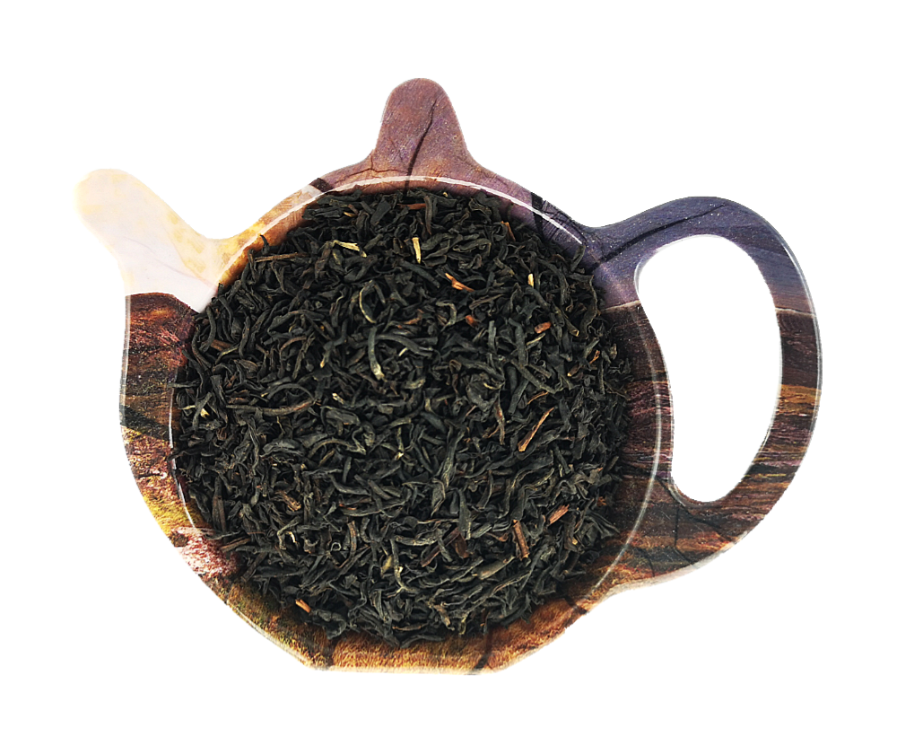 Suszona czarna herbata Rwanda Rukeri Organic w drewnianym czajniczku, widoczne ciemne, skręcone liście herbaty.