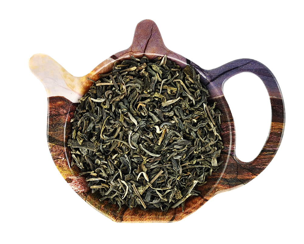 Suszona zielona herbata Mao Feng Vietnam o lekko zwiniętych listkach w drewnianym czajniczku.