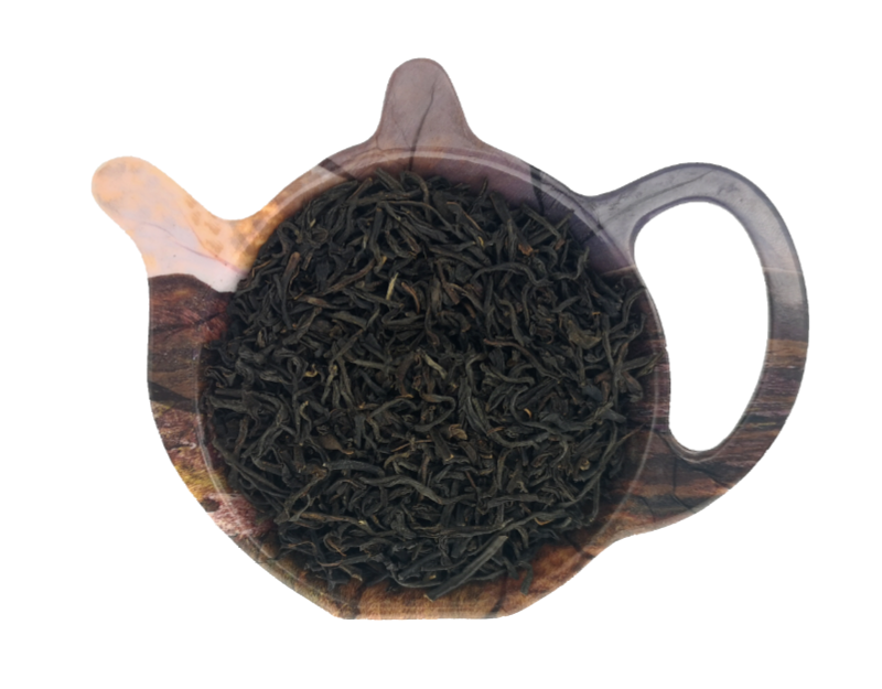 Czarna indyjska herbata Assam GFOP o drobnych skręconych listkach na podstawce w kształcie czajniczka