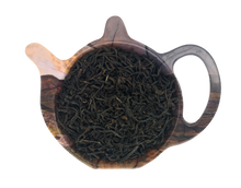 Czarna indyjska herbata Assam GFOP o drobnych skręconych listkach na podstawce w kształcie czajniczka