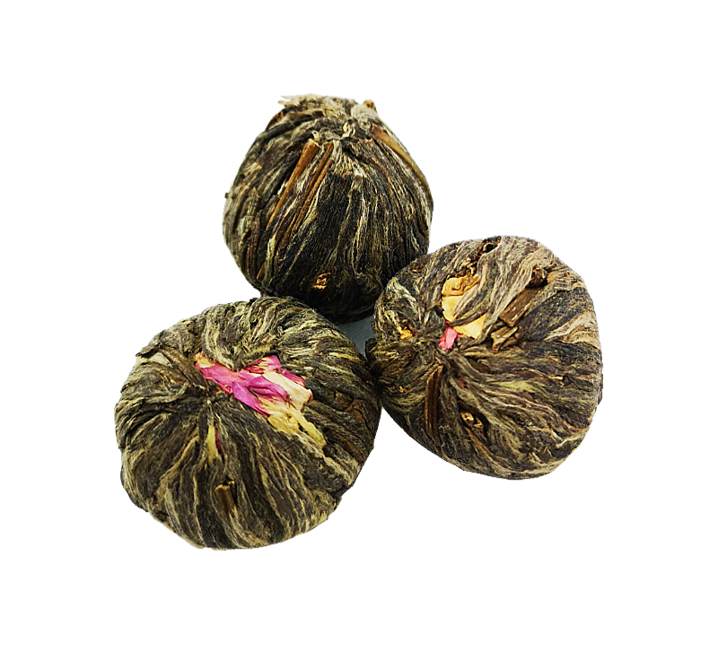 Herbata rozkwitająca Kwitnąca Zorza podczas parzenia w szklanym dzbanku
