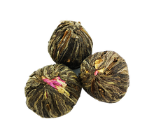 Herbata rozkwitająca Kwitnąca Zorza podczas parzenia w szklanym dzbanku
