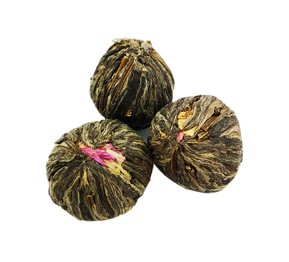 Herbata rozkwitająca Kwitnąca Zorza podczas parzenia w szklanym dzbanku
