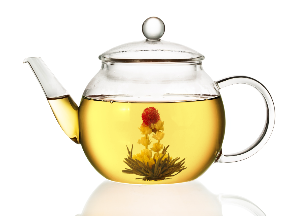 Trzy kulki herbaty rozkwitającej Kwitnąca Zorza na jasnym tle