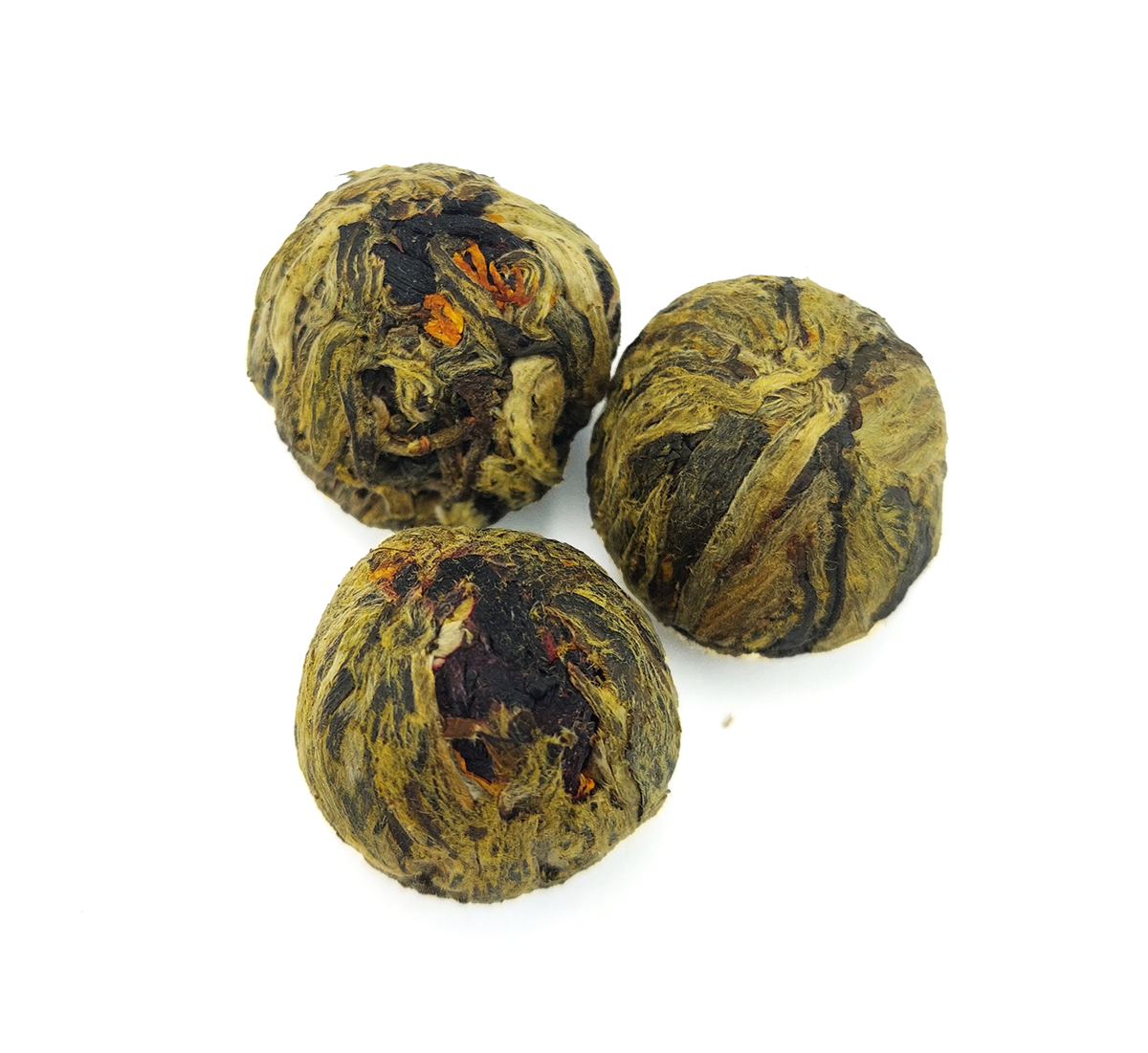 Trzy kulki herbaty rozkwitającej Milk Carnation Bind With Roselle na jasnym tle