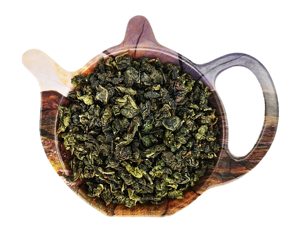 Liście chińskiej herbaty półfermentowanej Oolong K104 w czarce w kształcie czajniczka.