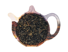 Susz chińskiej herbaty częściowo fermentowanej Oolong Se Chung o zwiniętych, ciemnozielonych liściach.