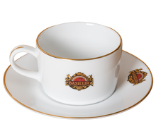 Filiżanka porcelanowa Basilur z uchwytem, zdobiona złotym rantem i logo.