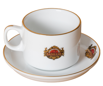 Filiżanka Basilur ze spodkiem, widok z boku, porcelana zdobiona złotym rantem.