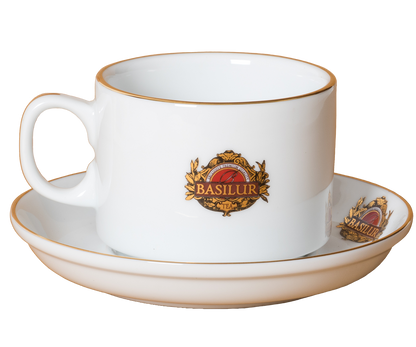 Filiżanka Basilur ze spodkiem, widok pod kątem, porcelana z logo i złotym rantem.