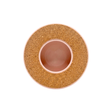 Różowy podgrzewacz do herbaty z korkową pokrywą, widok z góry, okrągły otwór na świeczkę