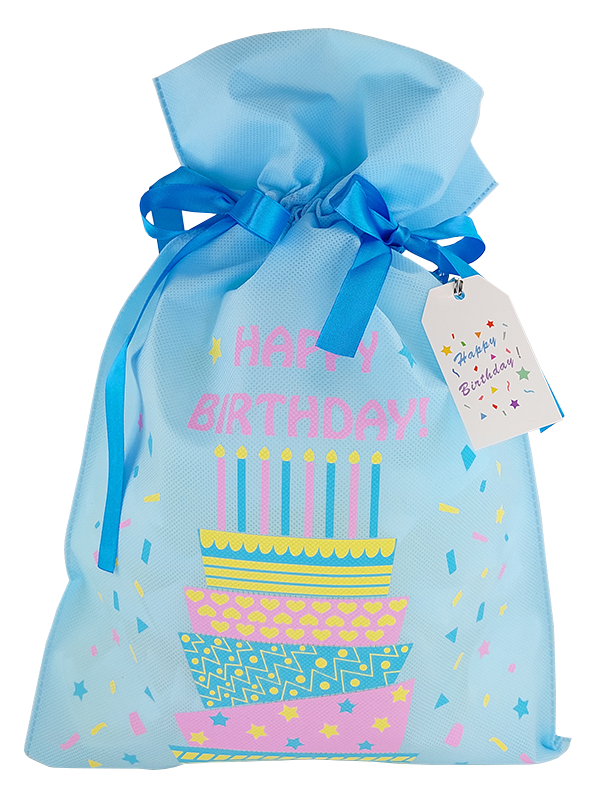 Niebieski worek prezentowy 30 x 45 cm z kolorowym tortem, świeczkami i napisem Happy Birthday, przewiązany niebieską wstążką.