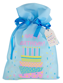 Niebieski worek prezentowy 30 x 45 cm z kolorowym tortem, świeczkami i napisem Happy Birthday, przewiązany niebieską wstążką.