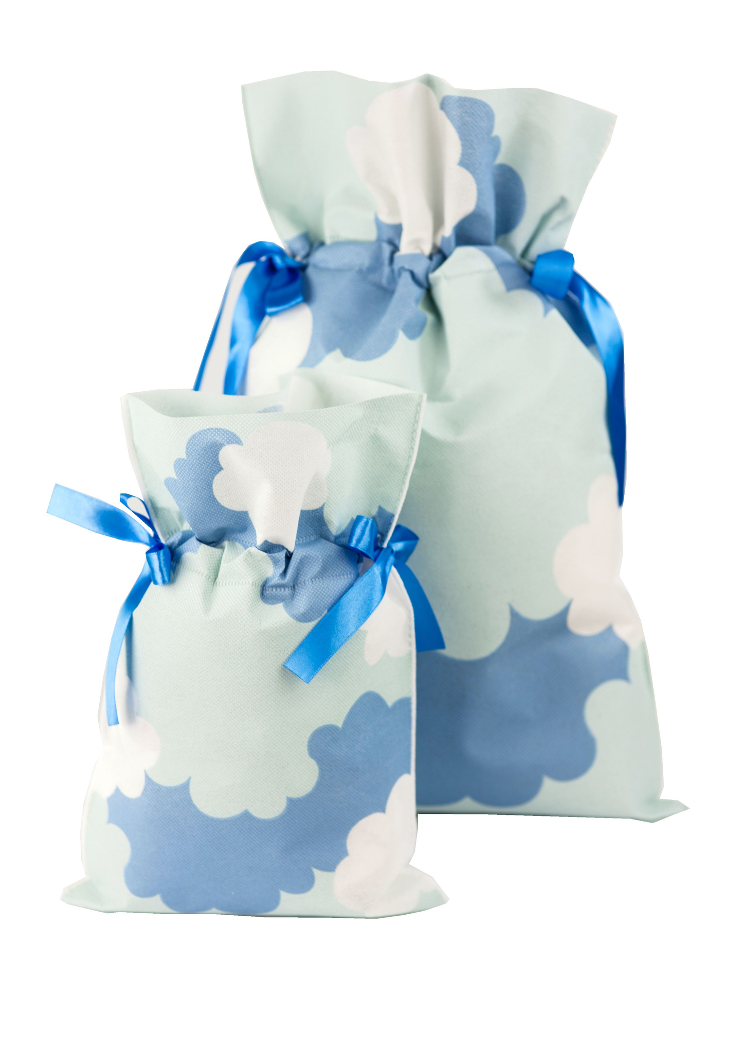 Dwa worki prezentowe w błękitne i białe chmurki z niebieskimi wstążkami, rozmiar 20 x 30 cm.