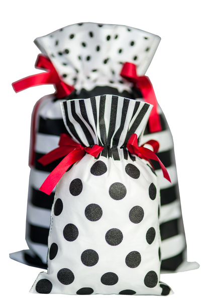 Dwa worki prezentowe w czarno-białe paski i grochy z czerwonymi wstążkami, rozmiar 20 x 30 cm.