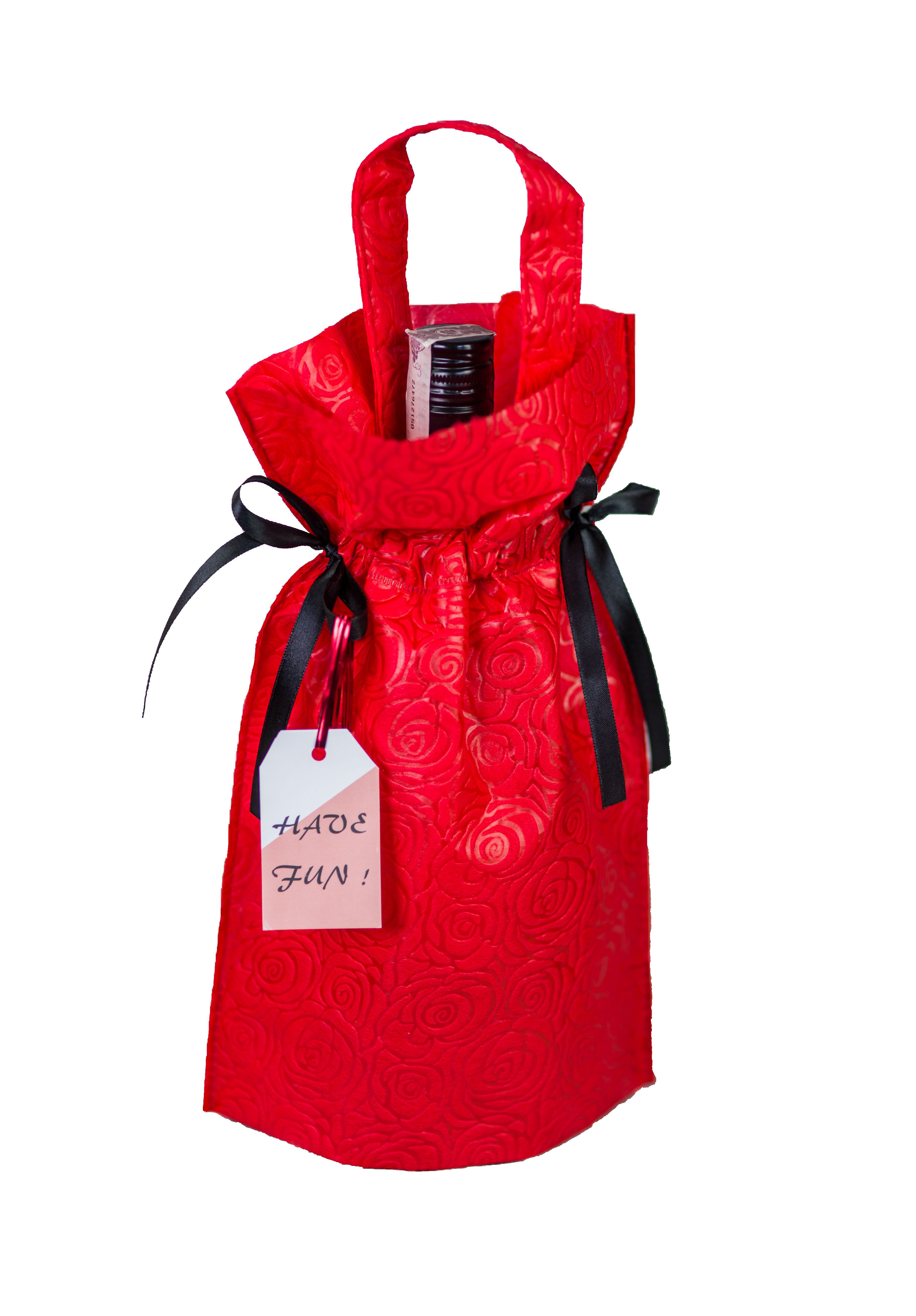 Czerwony worek prezentowy z tłoczonym wzorem róż, rączką i czarną wstążką, w środku butelka wina.